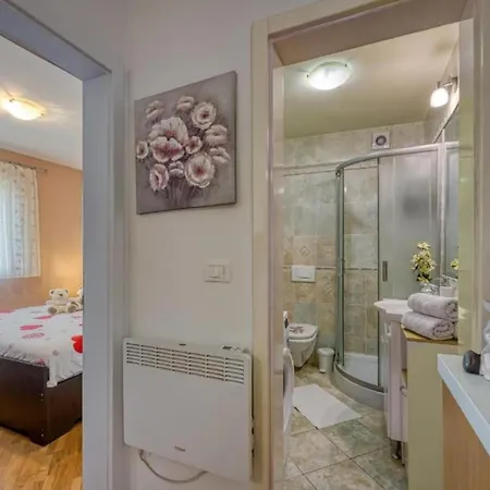 Matej Tar - One Bedroom With Balcony شقة *