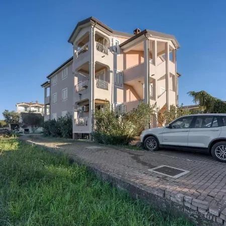 Matej Tar - One Bedroom With Balcony شقة