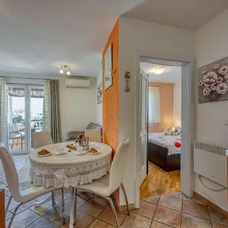 Matej Tar - One Bedroom With Balcony شقة بوريتش
